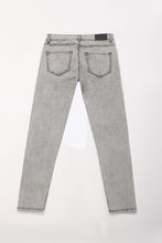 Load image into Gallery viewer, Carrot Fit Jeans
